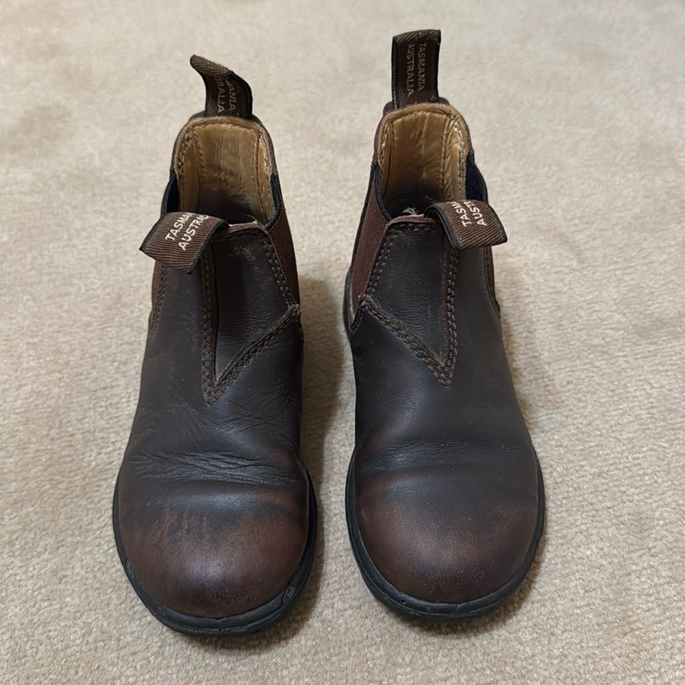 Brown size AU 11 kids
Blundstone boots.